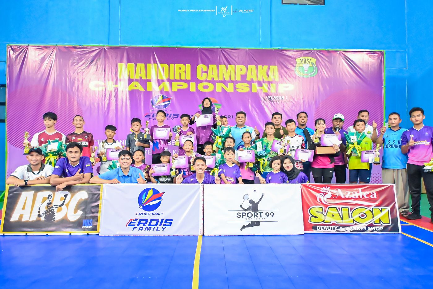 Penyerahan hadiah Mandiri Campaka Championship Season 1