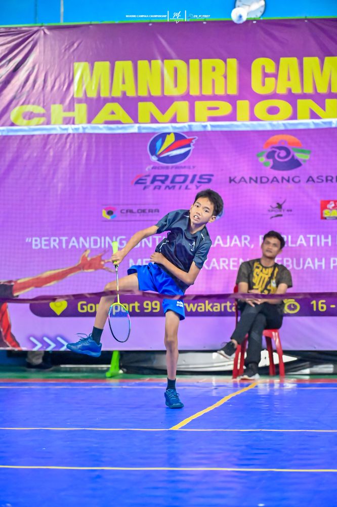 Atlet berdiri di depan banner Mandiri Campaka Championship