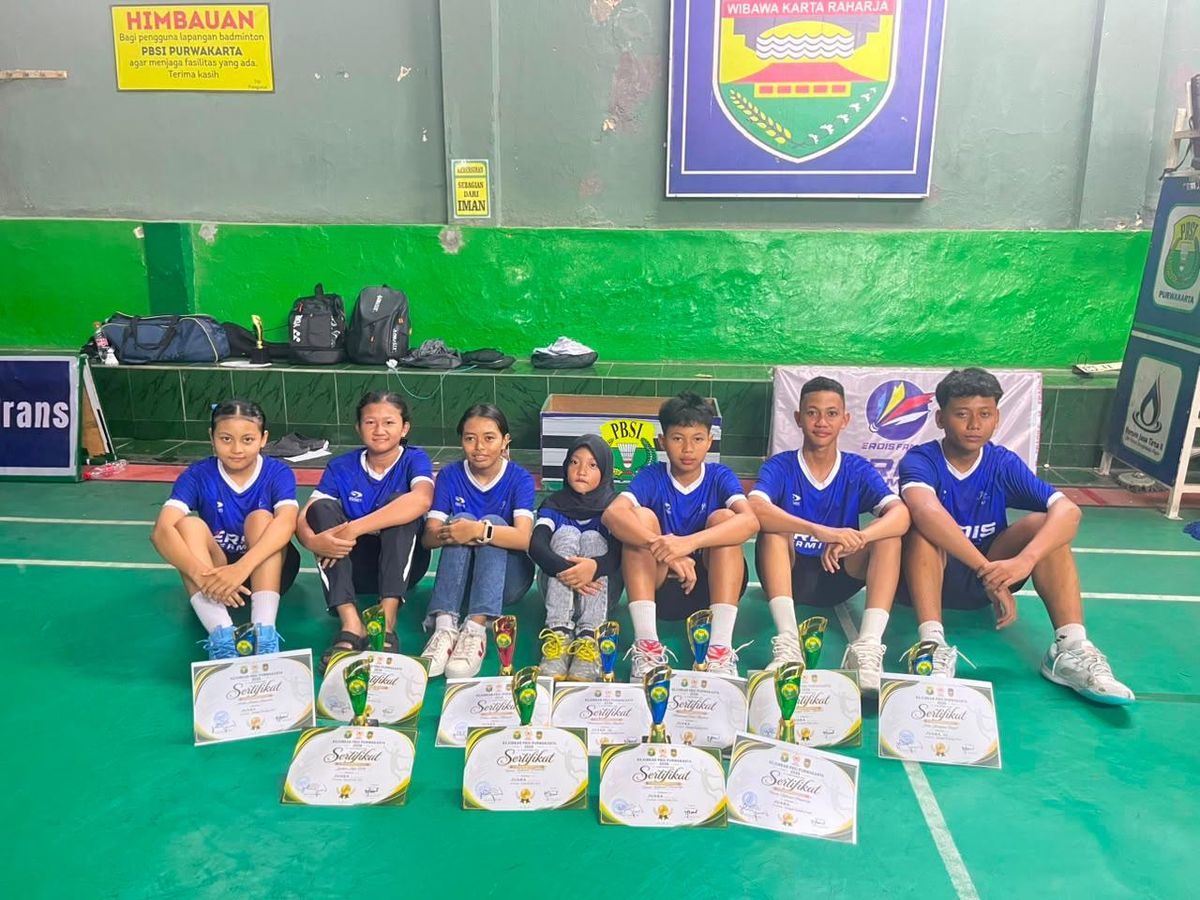 Atlet Mandiri Campaka duduk bersama piala dan sertifikat Kejurkab PBSI Purwakarta