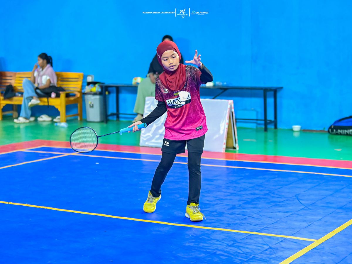 Atlet putri berhijab bersiap menerima servis
